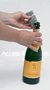 Mod�le VinoServ Champagne: adapter le bouchon � soupape sur la bouteille ouverte et le fixer